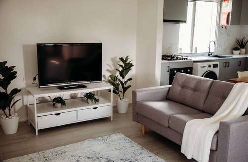 Oberon House | Charming 3BR | 15 Mins to Gardens | Groups welcome