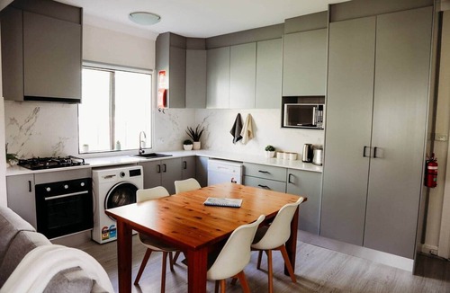 Oberon House | Charming 3BR | 15 Mins to Gardens | Groups welcome