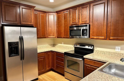 Bridgeport House | Charming 3BR & 2.5Ba nested in KOP w free parking, close to Conshy & Philly.