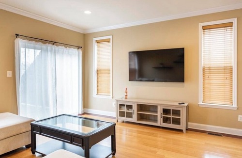 Bridgeport House | Charming 3BR & 2.5Ba nested in KOP w free parking, close to Conshy & Philly.