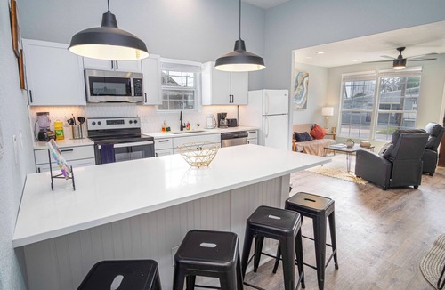 Near East Side Cottage | Charming 3br/2ba Gem Close to Downtown/Riverwalk