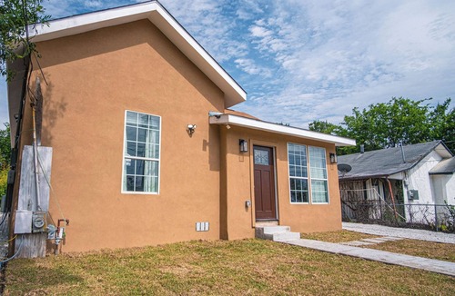 Near East Side Cottage | Charming 3br/2ba Gem Close to Downtown/Riverwalk