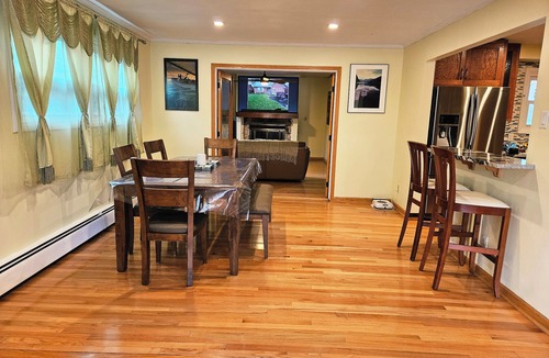 Buckingham Lake - Crestwood House | Charming 3BR/2BA in Fmly-Frndly Buckingham Lake