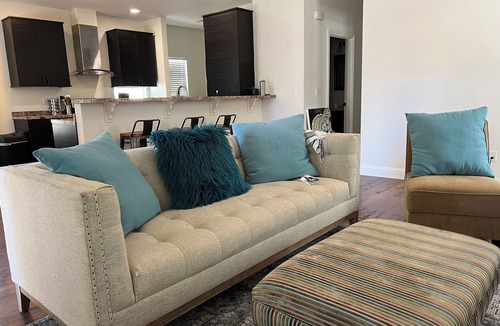 North Oak Park House | Charming 3BR/2BA Near UC Davis Med Center – AC & Off-Street Parking
