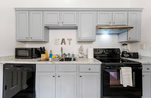 Decatur House | Charming 3BR 2BA Retreat: Cozy!