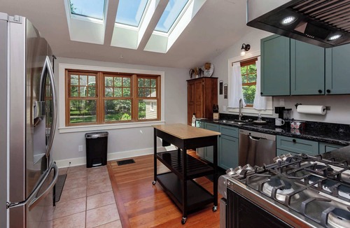 Ames House | Charming 3BR 3-5BA Modern Retreat