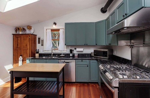 Ames House | Charming 3BR 3-5BA Modern Retreat