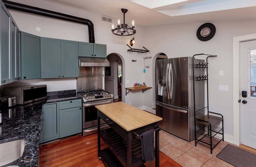 Ames House | Charming 3BR 3-5BA Modern Retreat