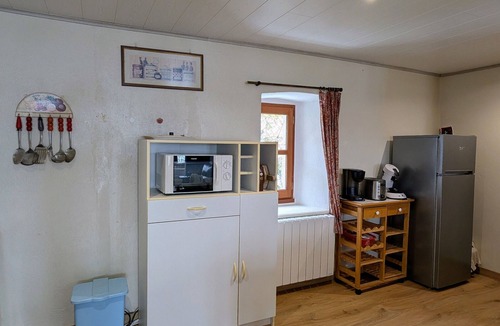 Ferrussac Cottage | Charming 3BR Apartment in Quiet Village with Private Courtyard