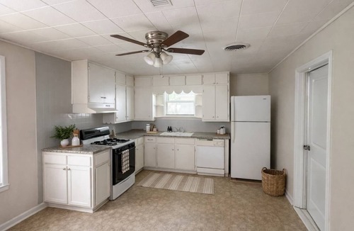 Muenster House | Charming 3BR Bungalow Sleeps 8