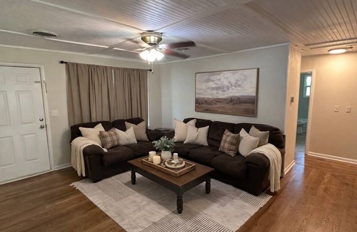 Muenster House | Charming 3BR Bungalow Sleeps 8