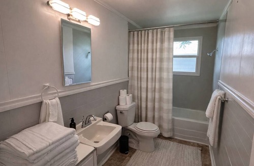 Muenster House | Charming 3BR Bungalow Sleeps 8