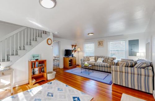 Oak Bluffs House | Charming 3BR Cottage Near the Beach w/Deck