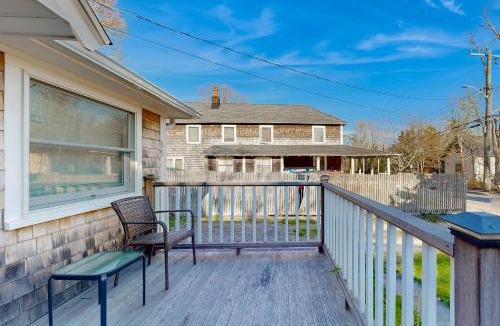 Oak Bluffs House | Charming 3BR Cottage Near the Beach w/Deck