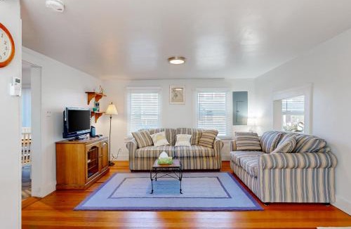 Oak Bluffs House | Charming 3BR Cottage Near the Beach w/Deck
