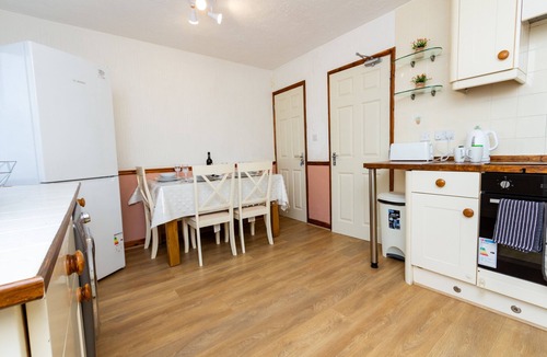 Ridgeway House | Charming 3BR House - Perfect for Group Stays