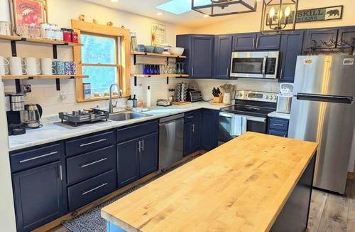 Stamford House | Charming 3BR house, nestled in mountains, pet friendly, 20 minutes from skiing!