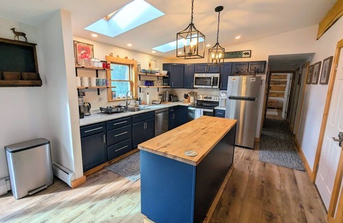 Stamford House | Charming 3BR house, nestled in mountains, pet friendly, 20 minutes from skiing!