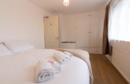 Ridgeway House | Charming 3BR House - Perfect for Group Stays