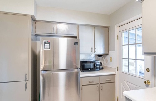 East Cesar Chavez Apartment | Charming 3BR house. Steps to Rainey, Dtwn, and 6th