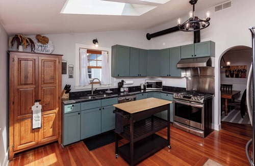 Ames House | Charming 3BR Modern Retreat