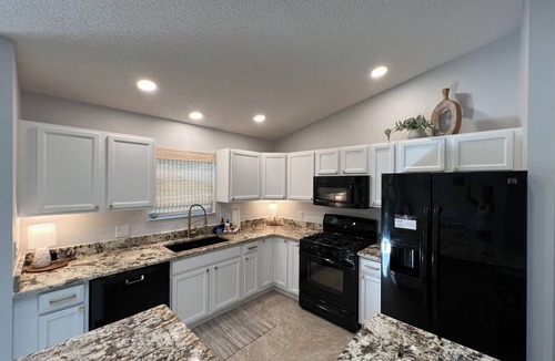 Springdale House | Charming 3BR Oasis with Lanai