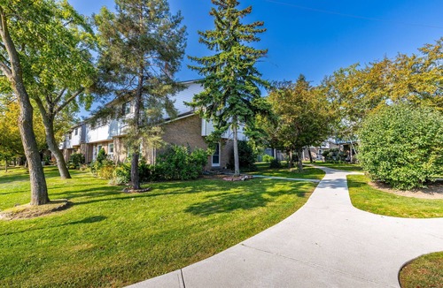 Streetsville House | Charming 3BR Townhouse with Backyard & Parking