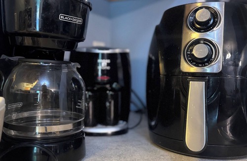 Elkton House | Charming 3rd floor Large bedroom inside townhome