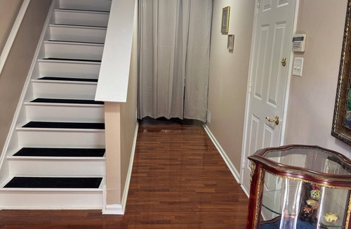 Elkton House | Charming 3rd floor Large bedroom inside townhome