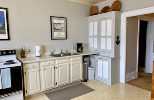 Clayton Apartment | Charming 3rd Floor Walk-up River View