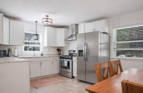 Brownsboro Zorn House | Charming 4-Bed Home with Modern Touches & Porch