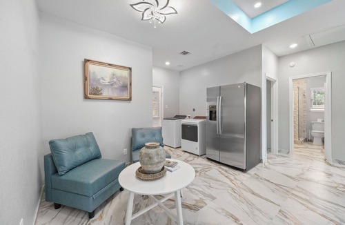 Southeast Houston House | Charming 4-bedroom 4-bathroom entertainment home in Houston.