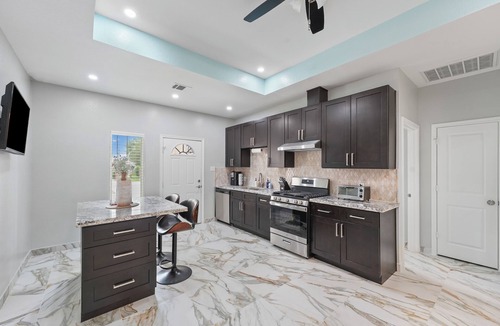 Southeast Houston House | Charming 4-bedroom 4-bathroom entertainment home in Houston.