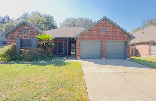 Clodine House | Charming 4-bedroom bungalow with fitness threadmill, and AC in Sugar Land