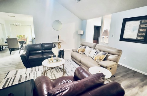 Clodine House | Charming 4-bedroom bungalow with fitness threadmill, and AC in Sugar Land