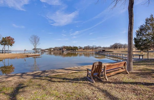 Streetman Cabin | Charming 4-bedroom cabin with WiFi, AC in tranquil Streetman