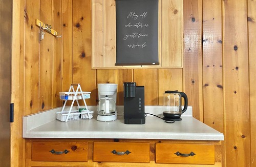 Woodbury House | Charming 4-bedroom Cabin with WiFi, AC in Historic Woodbury