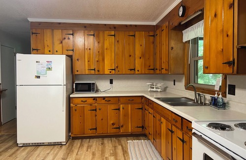 Woodbury House | Charming 4-bedroom Cabin with WiFi, AC in Historic Woodbury
