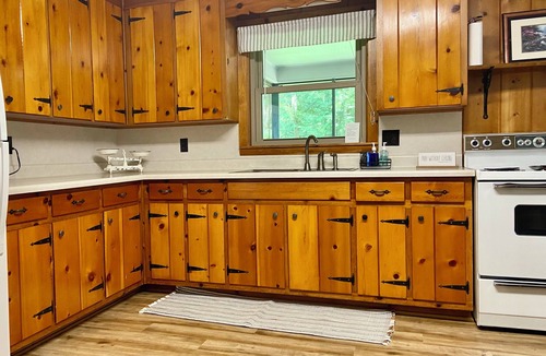 Woodbury House | Charming 4-bedroom Cabin with WiFi, AC in Historic Woodbury