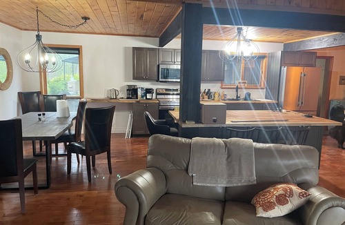 Buckhorn Cottage | Charming 4-bedroom cottage in beautiful Buckhorn with AC