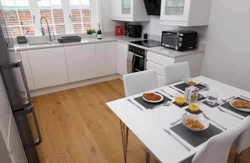 Fifield Cottage | Charming 4-Bedroom Cottage in Windsor with Parking