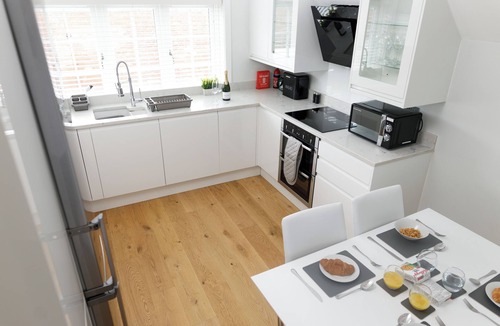 Fifield Cottage | Charming 4-Bedroom Cottage in Windsor with Parking