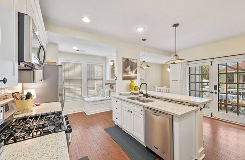 San Jacinto House | Charming 4-bedroom Elegant Home in Galveston, Texas