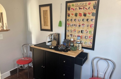 Washington House | Charming 4 Bedroom, Fire Pit, Outdoor Projector, Heated Pool, Close to Downtown