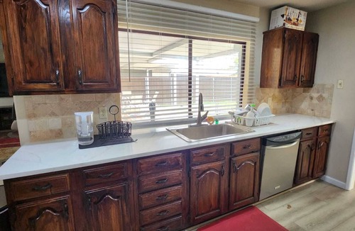 The Colony House | Charming 4-bedroom house Fast Wi-Fi + All room Smart TV's +Deck/Patio The Colony