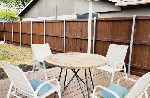 The Colony House | Charming 4-bedroom house Fast Wi-Fi + All room Smart TV's +Deck/Patio The Colony