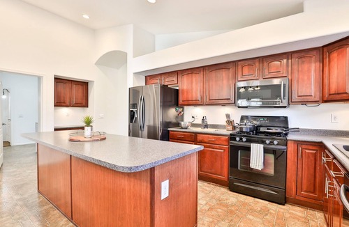 Canyon Trails House | Charming 4-bedroom house with Pool BBQ & Firepit close to freeway