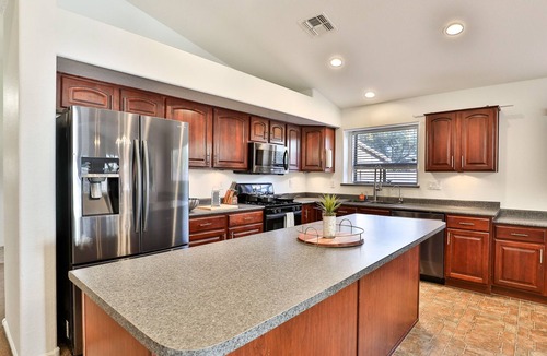 Canyon Trails House | Charming 4-bedroom house with Pool BBQ & Firepit close to freeway