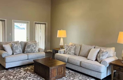 Magnolia House | Charming 4-bedroom house with AC and WiFi in Magnolia