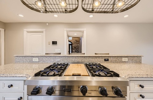 Lake Shore House | Charming 4-bedroom house with WiFi and AC. The beach is your backyard!